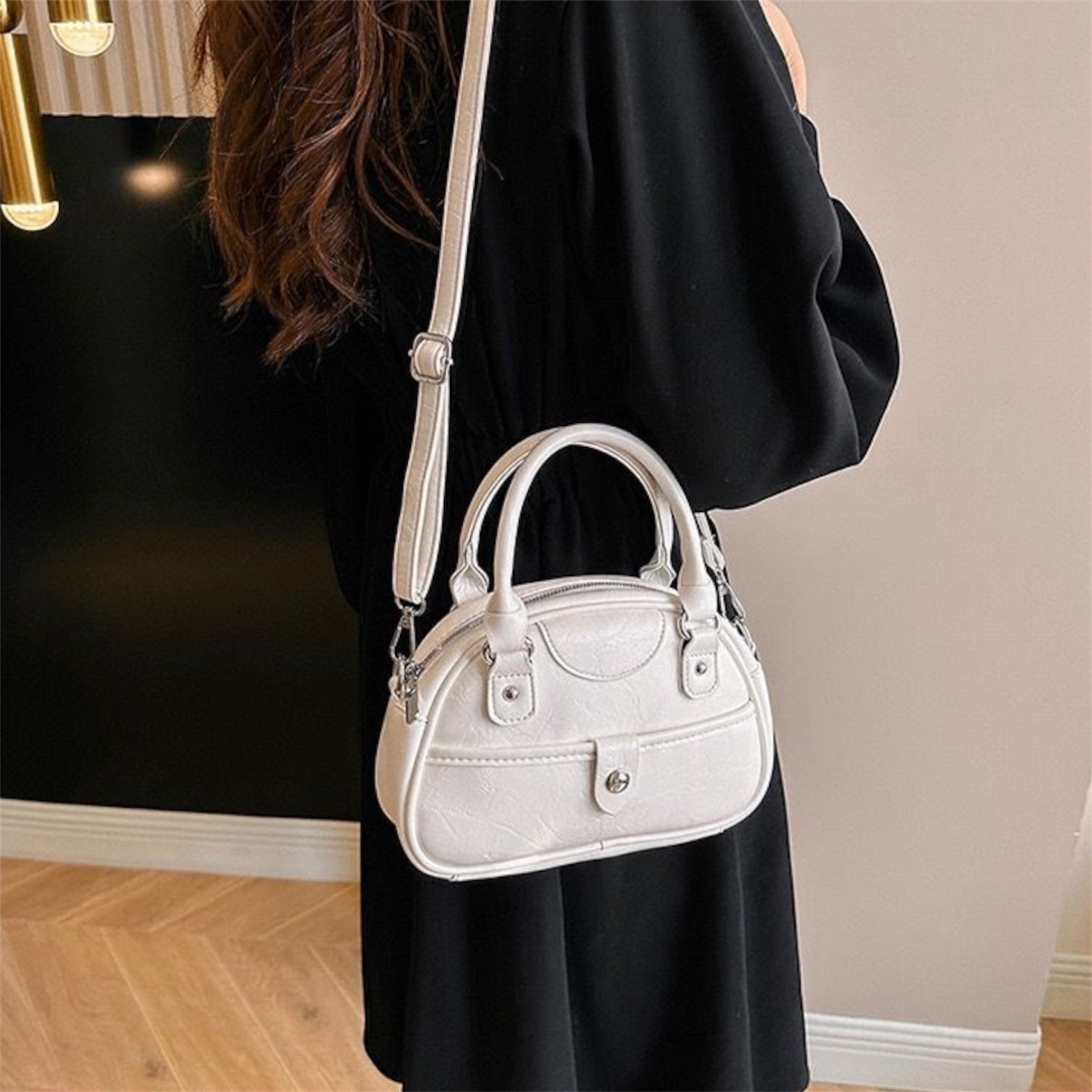 Cartera bandolera con correa larga y diseño práctico