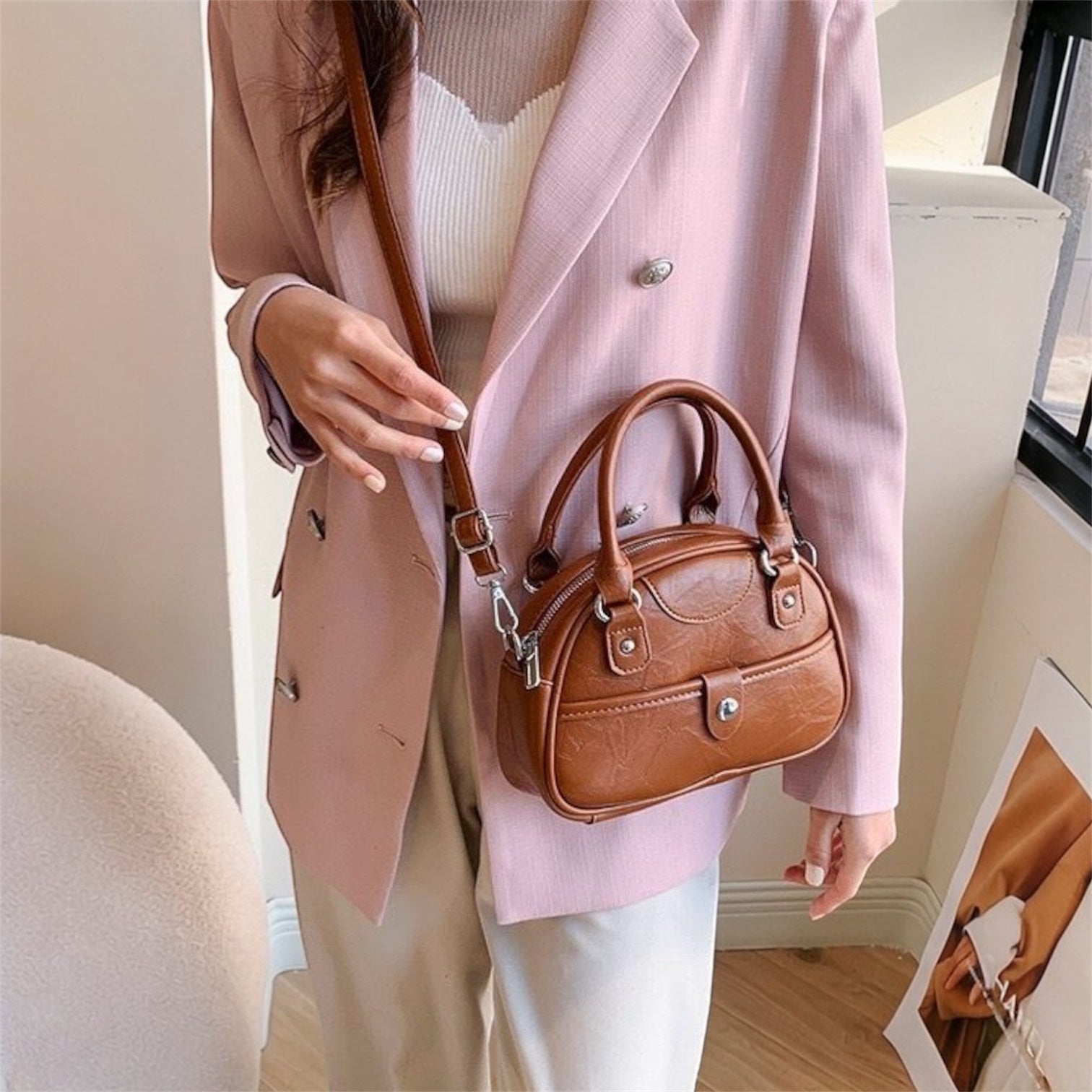 Cartera bandolera con correa larga y diseño práctico