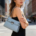 Bolso de hombro estructurado con textura de cocodrilo y cierre metálico plateado color azul