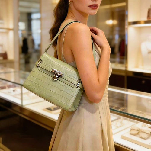 Bolso de hombro estructurado con textura de cocodrilo y cierre metálico plateado color verde