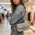 Bolso de hombro estructurado con textura efecto cocodrilo y detalle de correa con cierre metálico en color gris