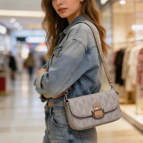 Bolso de hombro estructurado con textura efecto cocodrilo y detalle de correa con cierre metálico en color gris
