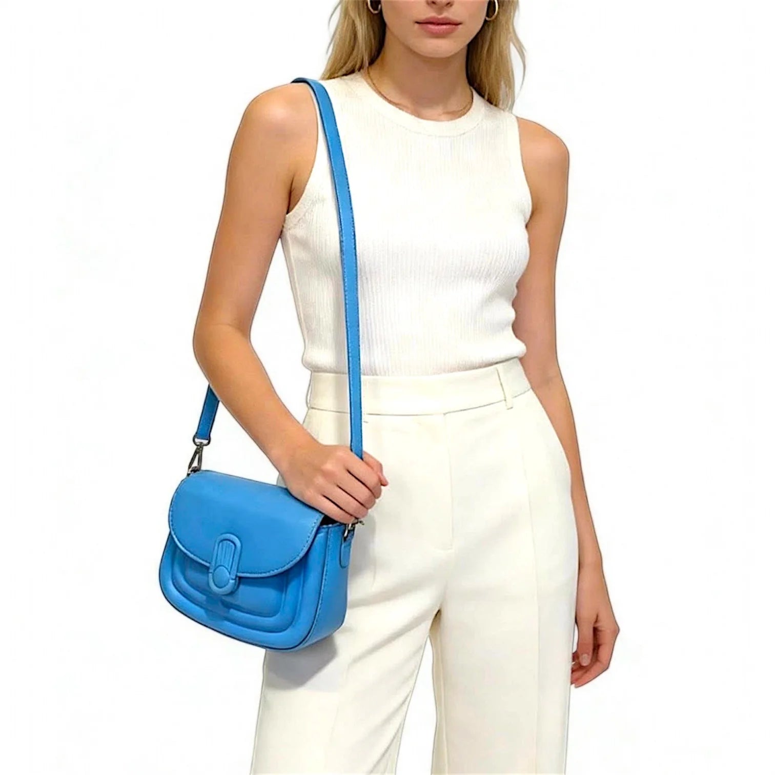 Cartera tipo crossbody con silueta moderna, tapa frontal y cierre distintivo, ideal para un estilo urbano y sofisticado.