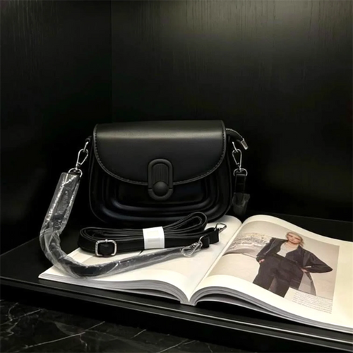 Cartera tipo crossbody con silueta moderna, tapa frontal y cierre distintivo, ideal para un estilo urbano y sofisticado.
