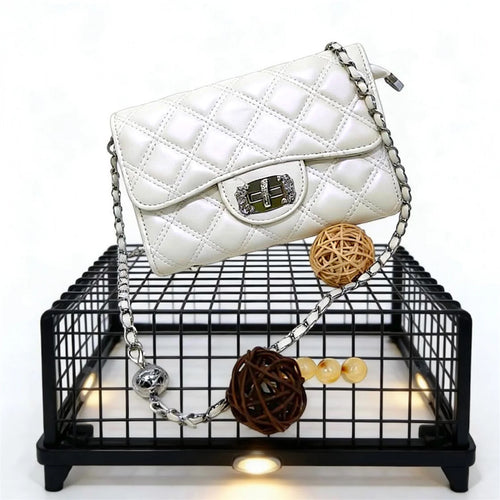Bolso bandolera blanco con acabado acolchado brillante, cierre metálico decorativo y correa de cadena plateada