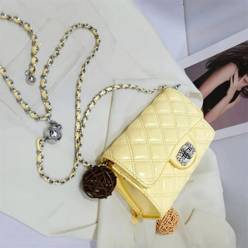 Bolso bandolera con acabado acolchado brillante, cierre metálico decorativo y correa de cadena plateada