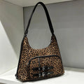 Cartera mochila convertible animal print con bolsillos y hebillas de diseño exclusivo.