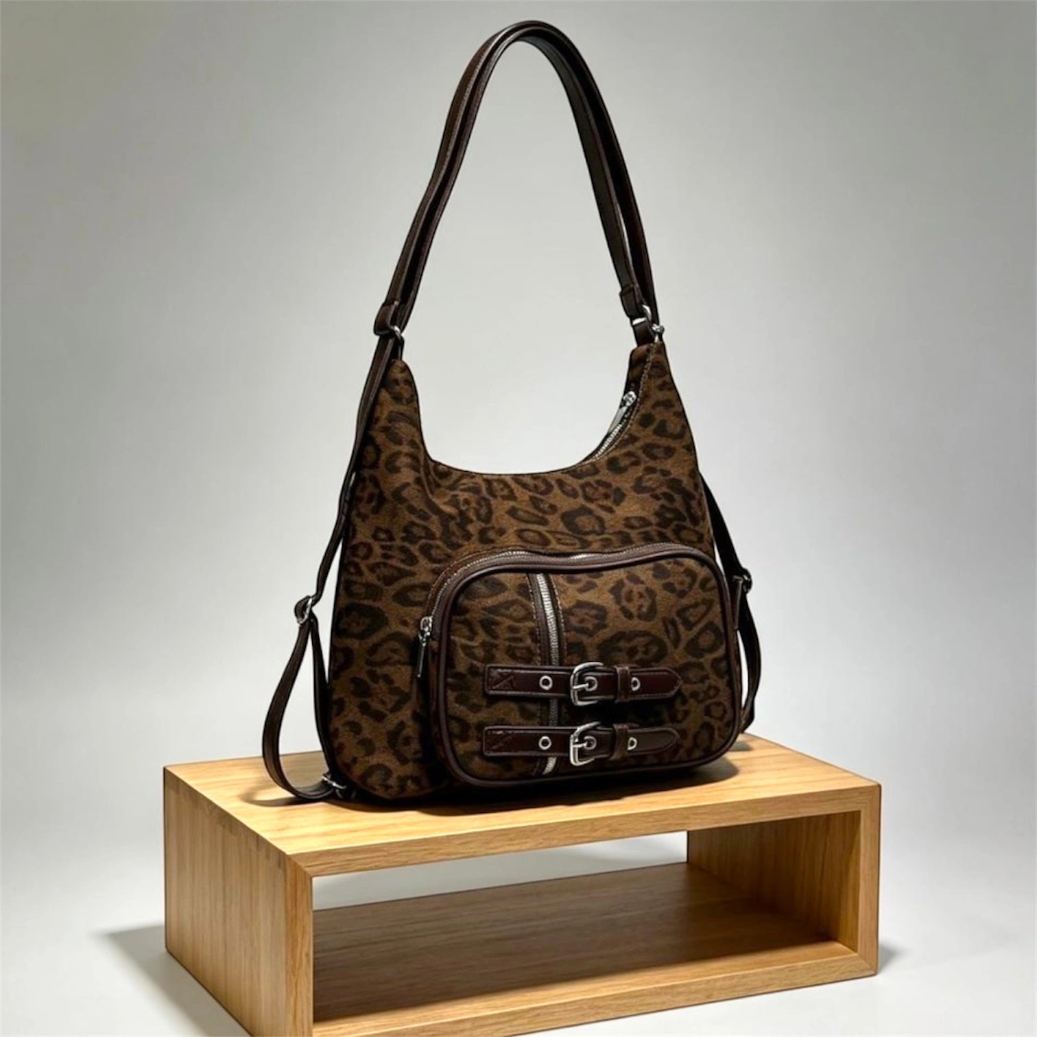 Cartera mochila convertible animal print con bolsillos y hebillas de diseño exclusivo.