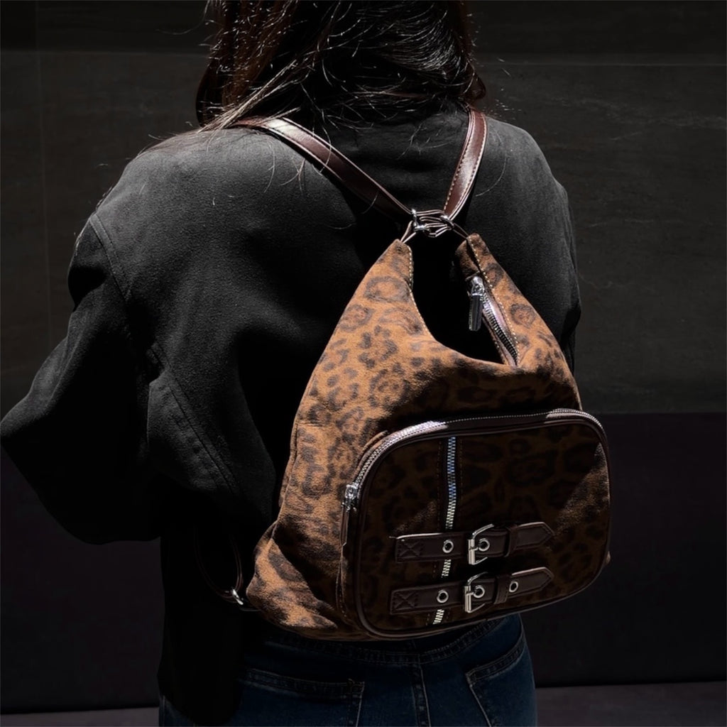 Cartera mochila convertible animal print con bolsillos y hebillas de diseño exclusivo.