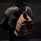 Cartera mochila convertible animal print con bolsillos y hebillas de diseño exclusivo.