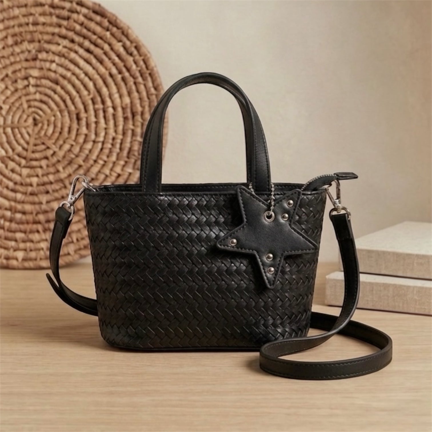 CARTERA TOTE MINI TRENZADA CON COLGANTE