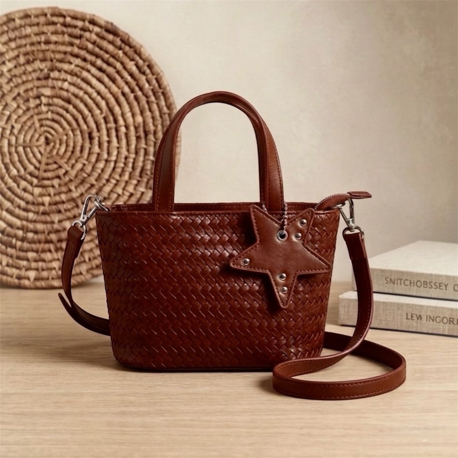 CARTERA TOTE MINI TRENZADA CON COLGANTE